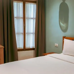 Couette-café Agora, Vlorë